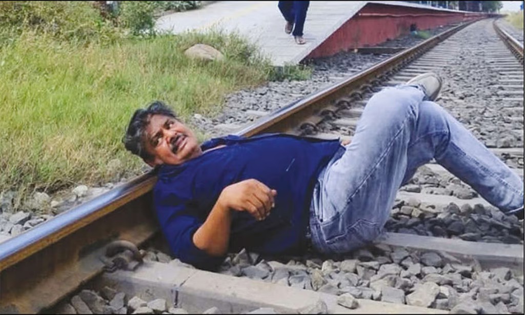 தண்டவாளத்தில் தலை வைத்துப் படுத்து போராட்டம்: நடிகர் மன்சூர் அலிகான் மீது 2 பிரிவுகளின் கீழ் வழக்குப்பதிவு!