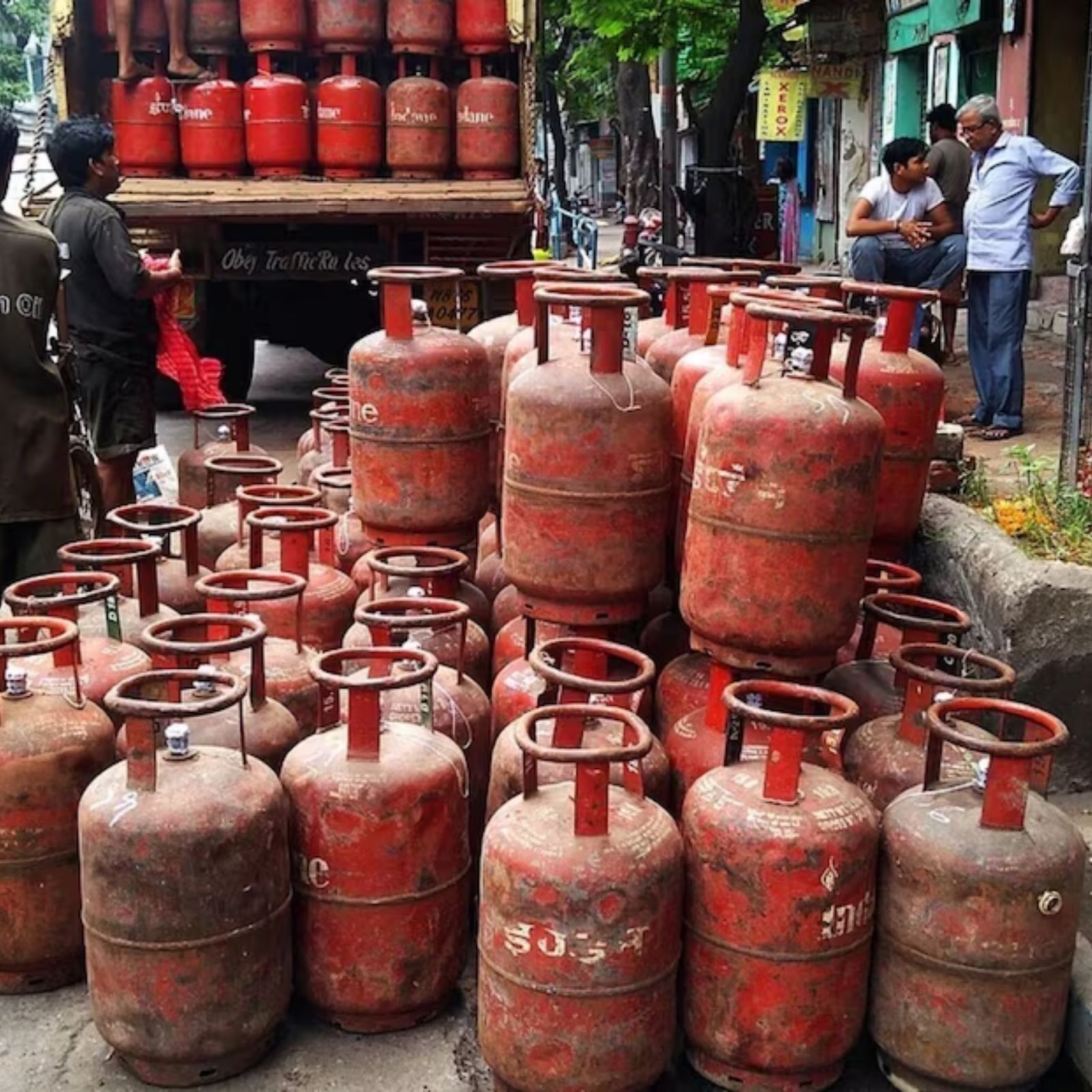 கேஸ் சிலிண்டர் விலை மாற்றம்.. 6 மாதங்களுக்கு பின் வந்த ஷாக் நியூஸ்!