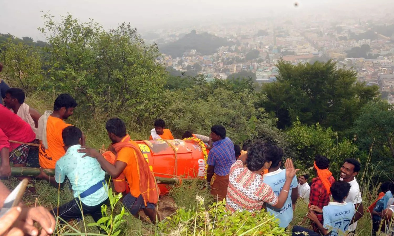 மகா தீபக் கொப்பரை மலை உச்சிக்குக் கொண்டு செல்லப்பட்டது! – திருவண்ணாமலையில் பக்தர்கள் பக்திப் பரவசம்!