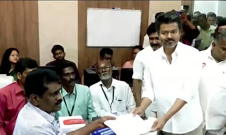 திருச்சி கிழக்கு தொகுதியில் விஜய் வேட்புமனு தாக்கல்: 'எம்.ஜி.ஆர்' சிலைக்கு மாலை அணிவித்து உற்சாகப் பிரச்சாரம்!