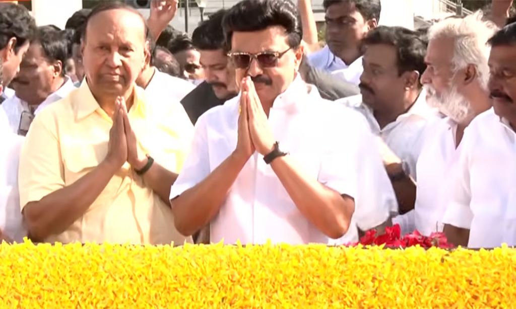 கலைஞரின் 103-வது பிறந்தநாள்: மெரினா நினைவிடத்தில் முதலமைச்சர் மு.க.ஸ்டாலின் மலரஞ்சலி!