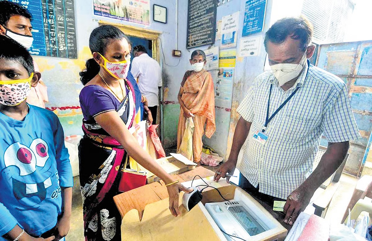 ரேஷன் கார்டுதாரர்களுக்கு முக்கிய அறிவிப்பு... கைவிரல் ரேகை பதிவு சிறப்பு முகாம் இன்று சென்னையில்!