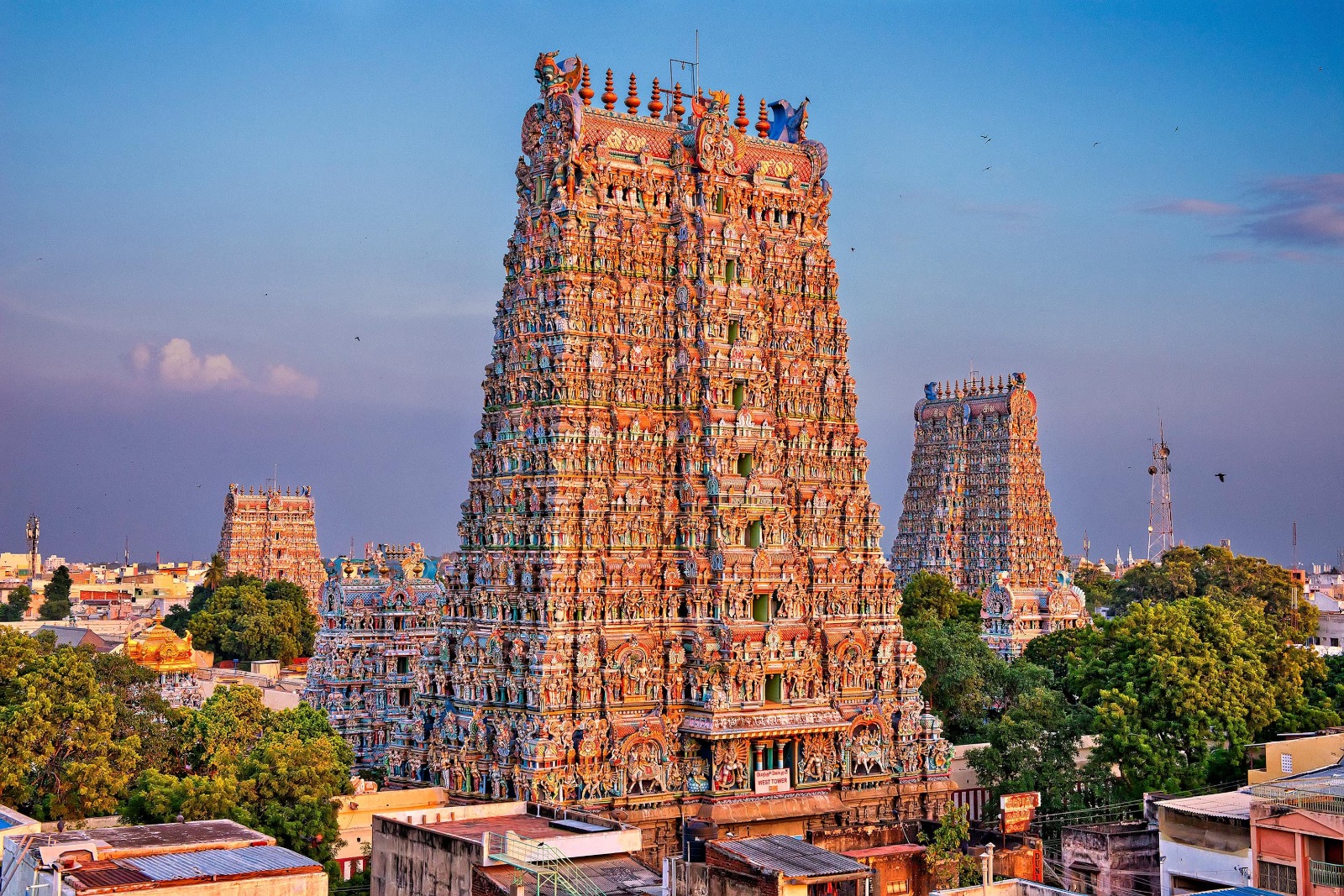 பக்தர்களின் எண்ணிக்கையைக் குறைக்கவே கோயில்களில் செல்போனுக்குத் தடையா? – தமிழ்நாடு அரசு தகவல் சரிபார்ப்பகம் மறுப்பு!