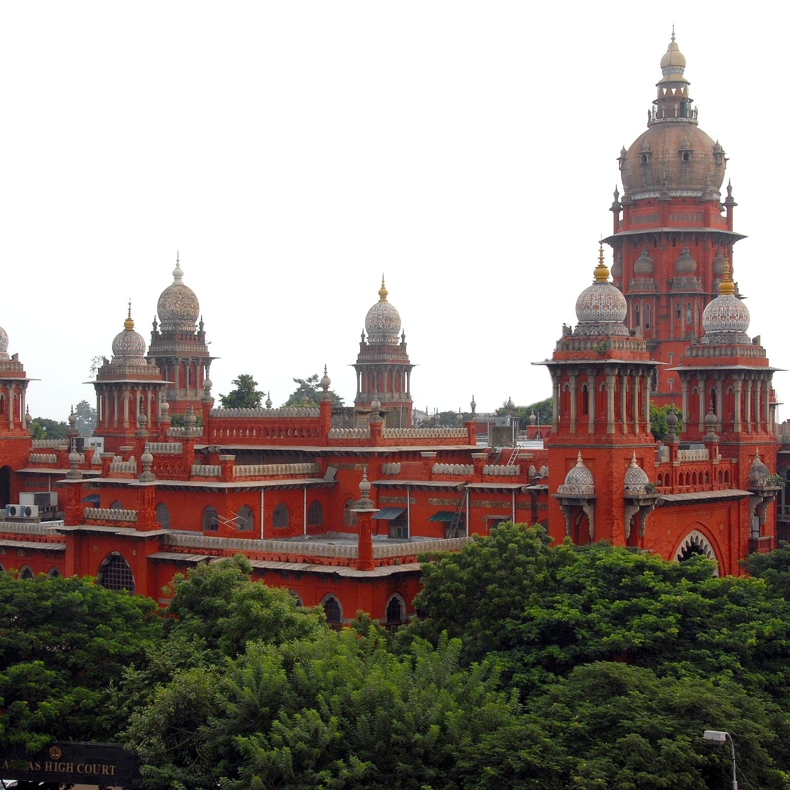 "அரசியல் களமாக நீதிமன்றத்தை கருத வேண்டாம்": கரூர் விபத்து வழக்கில் விஜய் மீது அதிருப்தி - உயர் நீதிமன்றம் கருத்து