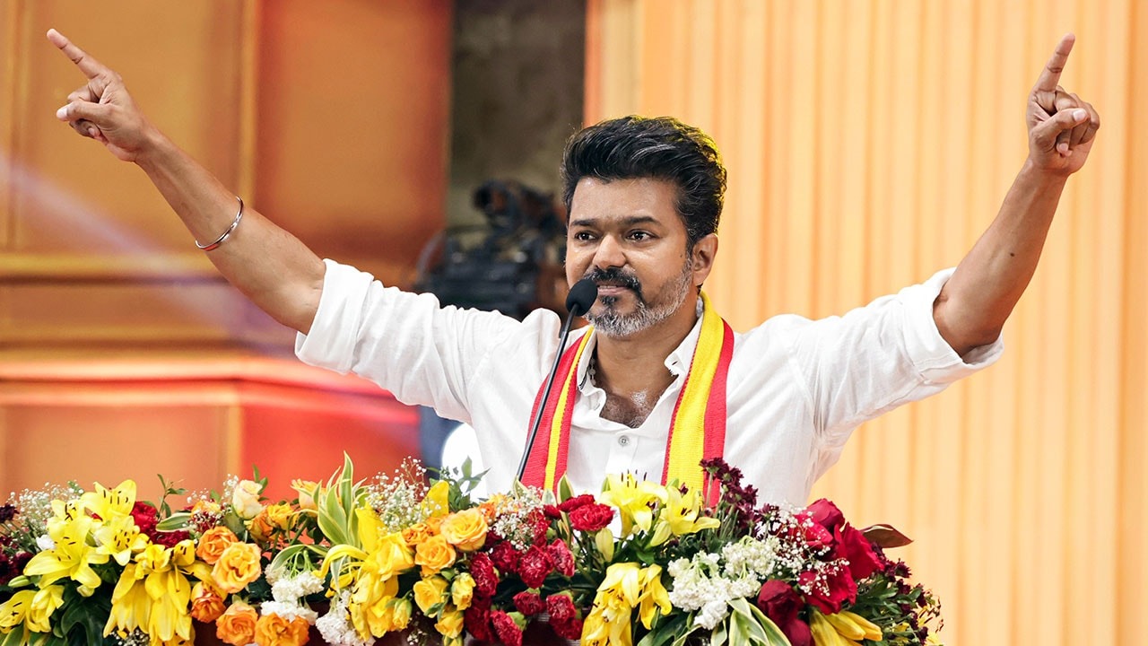 எம்ஜிஆருக்கு அடுத்து விஜயா? 1977க்கு பிறகு தமிழ்நாட்டில் புதிய அரசியல் புரட்சி வருமா!