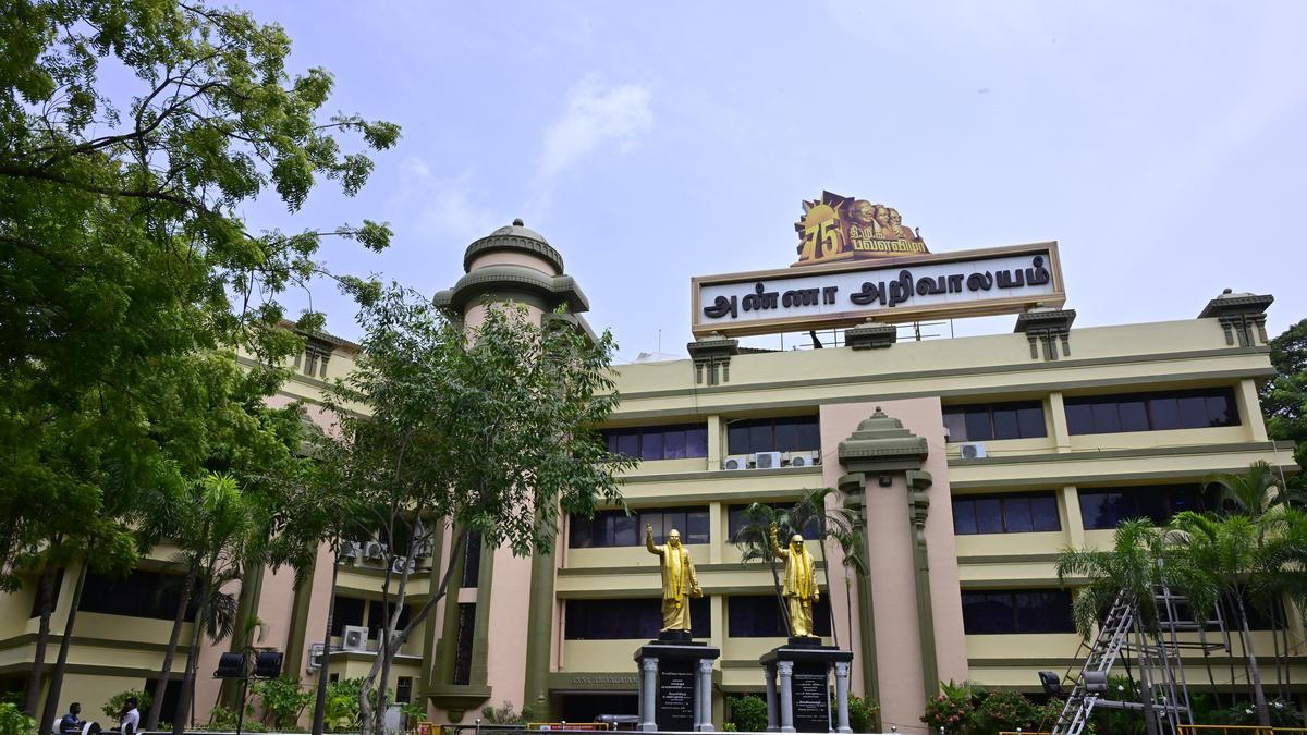 “காவல் துறையை பயன்படுத்தி கட்சிக்கு ஆள் சேர்க்கும் முயற்சி” - தவெக அரசு மீது திமுக கடும் குற்றச்சாட்டு!