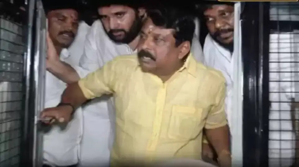 திருப்பரங்குன்றம் மலை முன் ஆர்ப்பாட்டம்: நயினார் நாகேந்திரன், ஹெச். ராஜா உட்படப் பா.ஜ.க.வினர் கைது!