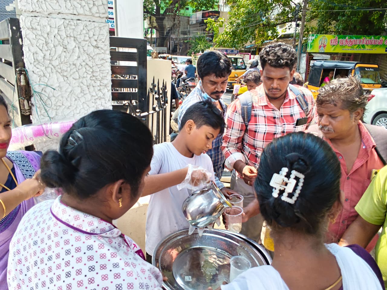 கோடை வெப்பத்தை தணித்த 7-ஆம் வகுப்பு மாணவன்: பல்லாவரத்தில் 48 நாட்கள் தொடர்ந்து குளிர்பானம் வழங்கி அசத்தல்!