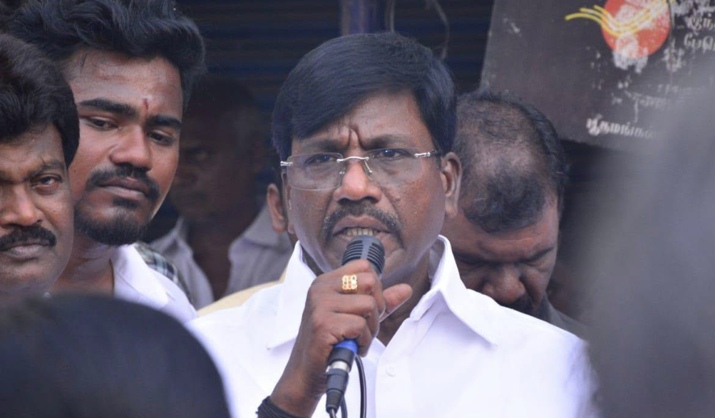 பின்வாசல் வழியாக வெளியேறிய தமிழக அமைச்சர்... செய்தியாளர்களை சந்திக்காதது ஏன்? பரபரப்பு பின்னணி!