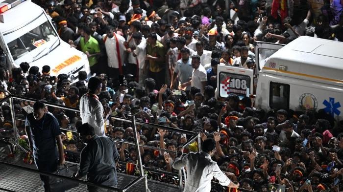 கரூர் கூட்ட நெரிசல்: 41 பேர் உயிரிழந்த துயரம் – பதைபதைக்க வைக்கும் காட்சிகள்.. நீதிமன்றத்தின் சரமாரி கேள்வி!