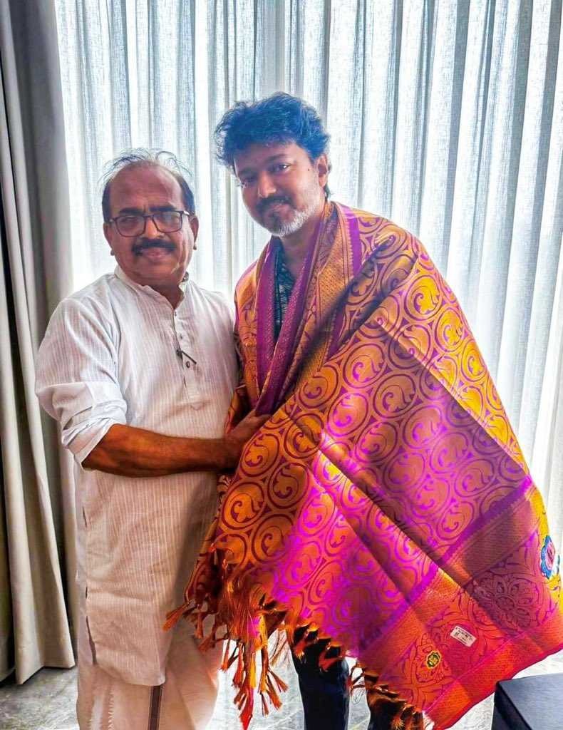 த.வெ.க.வில் இணைந்தார் நாஞ்சில் சம்பத்: தலைவர் விஜய் முன்னிலையில் உறுப்பினர் அட்டை பெற்றார்!