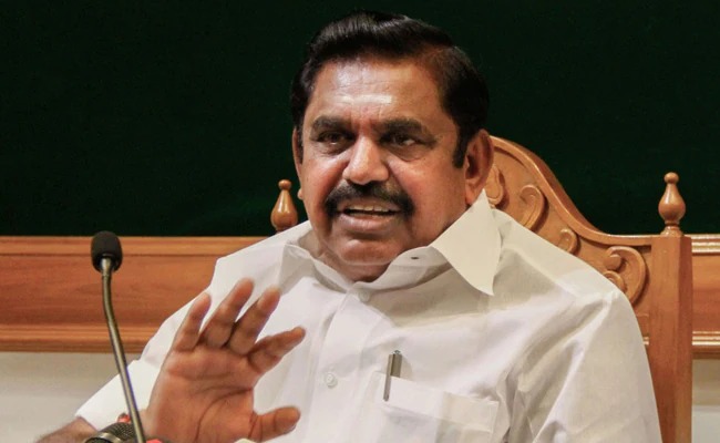 திமுக ஆட்சியில் ரூ.4 லட்சம் கோடி ஊழல்: ஆளுநரிடம் எடப்பாடி பழனிசாமி பரபரப்பு புகார்!