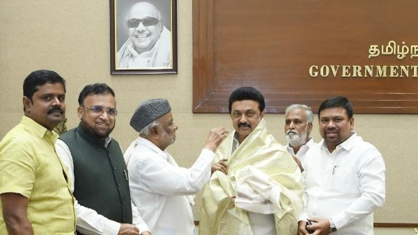 திமுக - அதிமுக கூட்டணியா? "அரசியலில் எதுவும் நடக்கலாம்" - காதர் மொய்தீன் பரபரப்புப் பேட்டி