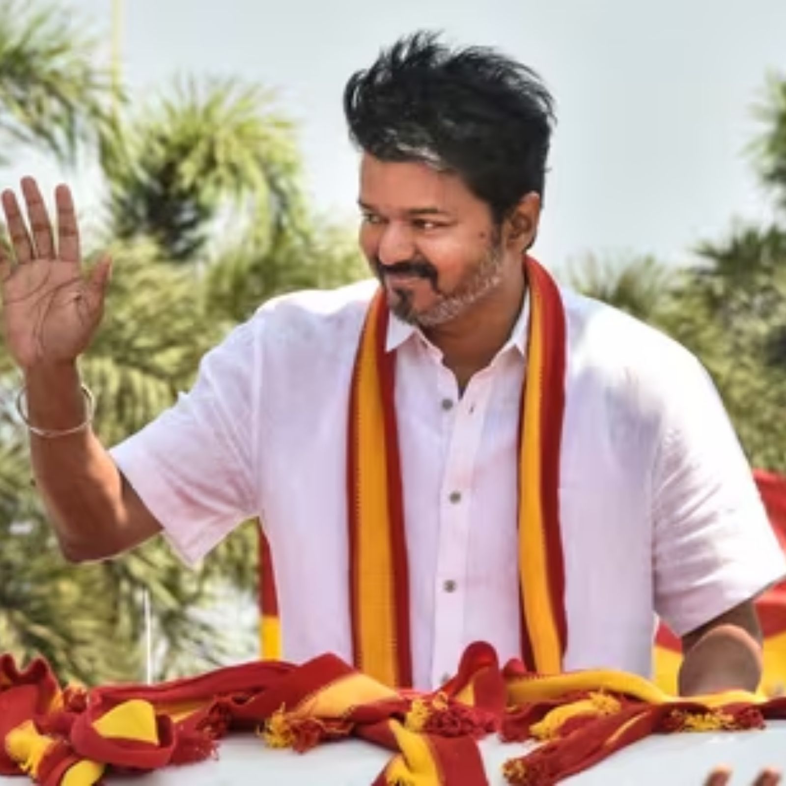 கரூர் உயிரிழப்பு எதிரொலி: தொண்டர்களைப் பாதுகாக்க தனிப்படை... விஜய் ஆலோசனை!