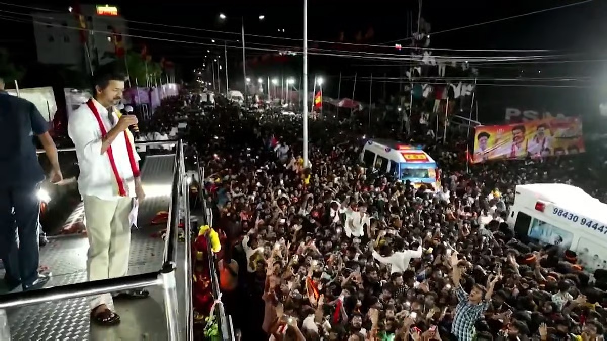 கரூர் நெரிசல் துயரம்: ஆட்சியர், எஸ்.பி. மீது நடவடிக்கை கோரி தவெக உயர்நீதிமன்றத்தில் முறையீடு!