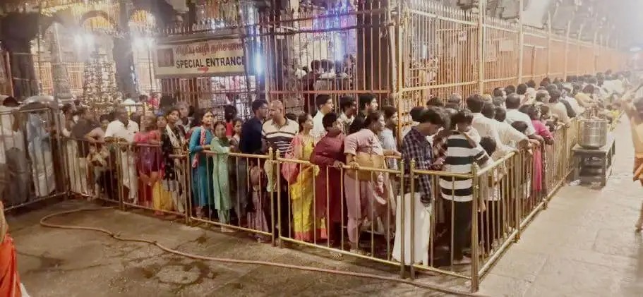 விடுமுறையை ஒட்டி கோயில்களில் அலைமோதிய பக்தர்கள் கூட்டம்! – மலைக் கோயில்களிலும் அலைபேசித் தடை!