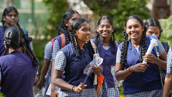 பிளஸ் 2 ரிசல்ட் அப்டேட்.. மாணவர்களை முந்திய மாணவிகள்.. பாடவாரி சென்டம் பட்டியல் வெளியீடு!