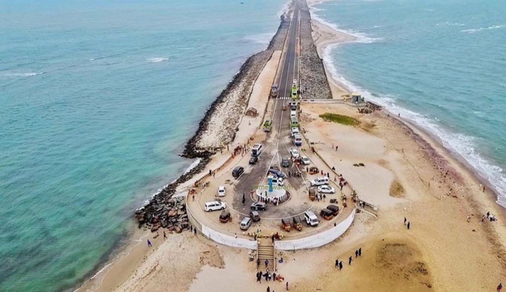 தனுஷ்கோடி கடற்பகுதியில் காப்பித்தூள், ஷாம்பு பாக்கெட்டுகள் பறிமுதல்: 3 பேரிடம் கடலோர காவல்படை விசாரணை!