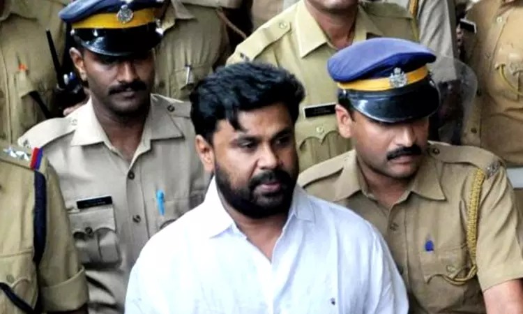 நடிகை பாலியல் வழக்கு: தீர்ப்பை வாசித்தபோது திலீப் செய்த காரியம்!