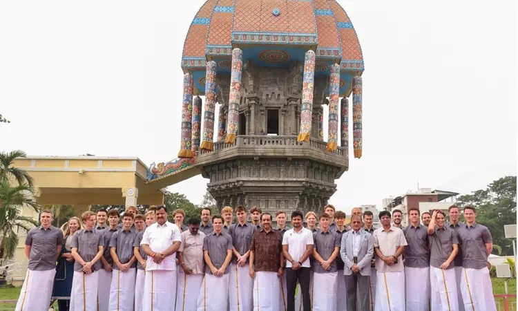 உதயநிதி ஸ்டாலினுடன் வள்ளுவர் கோட்டத்தை சுற்றிப் பார்த்த ஆக்கி வீரர்கள்!