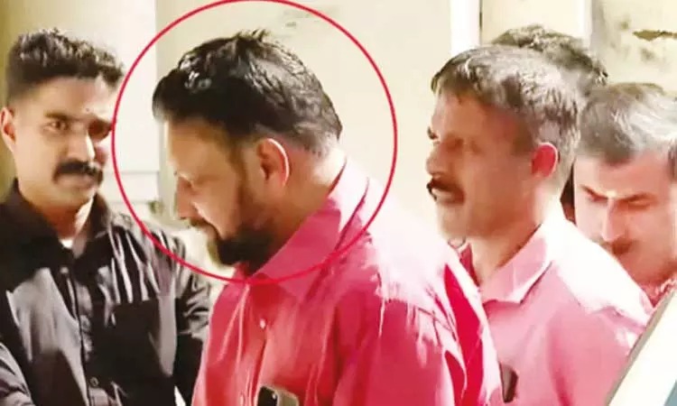 தங்கம் மோசடி விவகாரம்: அதிரடி திருப்பமாக சபரிமலை முன்னாள் தந்திரி கைது - பின்னணியில் பெரும் நெட்வொர்க்?