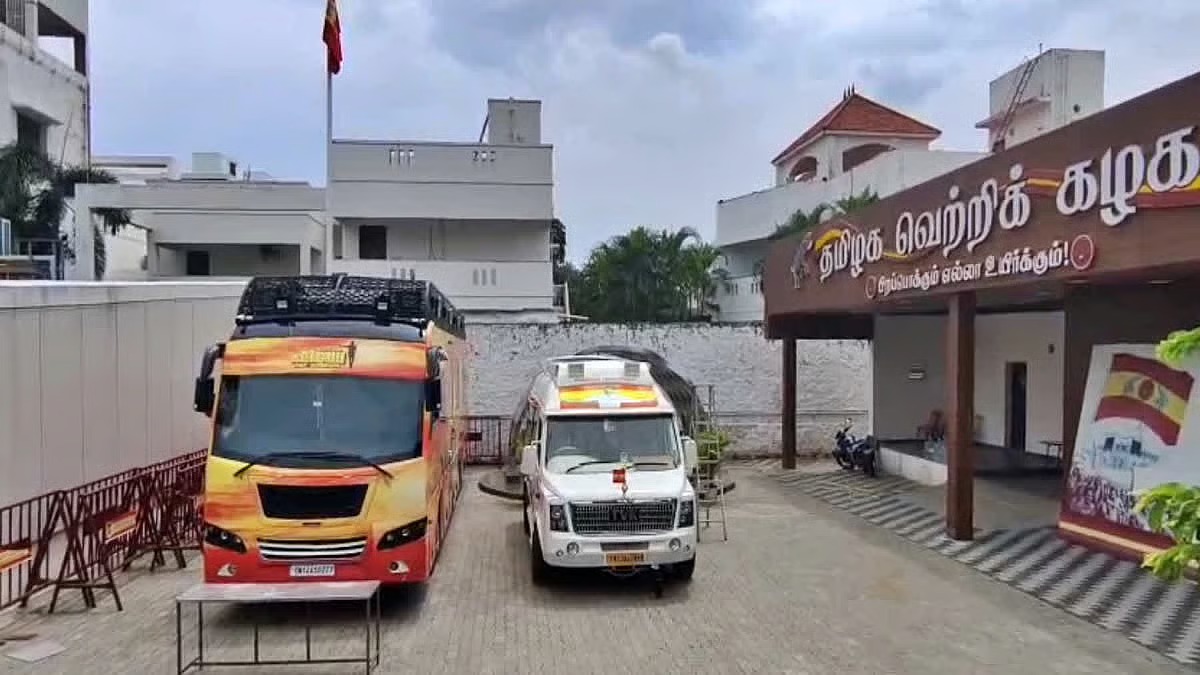 விஜய் பிரசாரப் பேருந்தில் சிபிஐ திடீர் சோதனை: அரசியல் வட்டாரத்தில் பரபரப்பு!