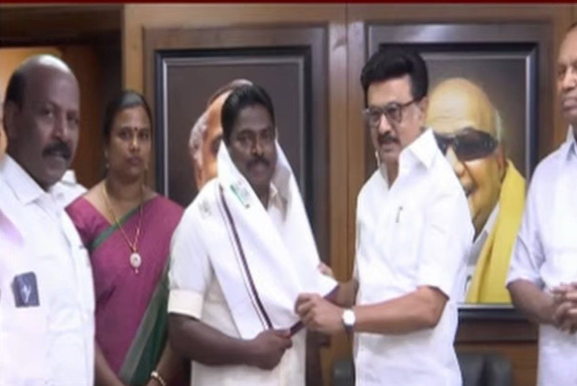 அ.தி.மு.க.வுக்கு அதிர்ச்சி! முன்னாள் அமைச்சர் பெஞ்சமின் தி.மு.க.வில் இணைந்தார்