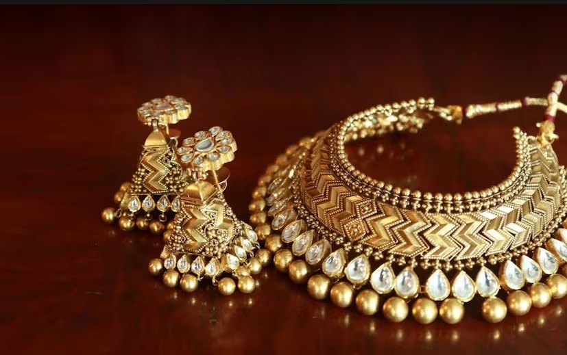 இல்லத்தரசிகளுக்கு இன்ப அதிர்ச்சி! தங்கம் விலை அதிரடி சரிவு: ஒரு சவரன் ரூ.1,320 குறைந்தது!