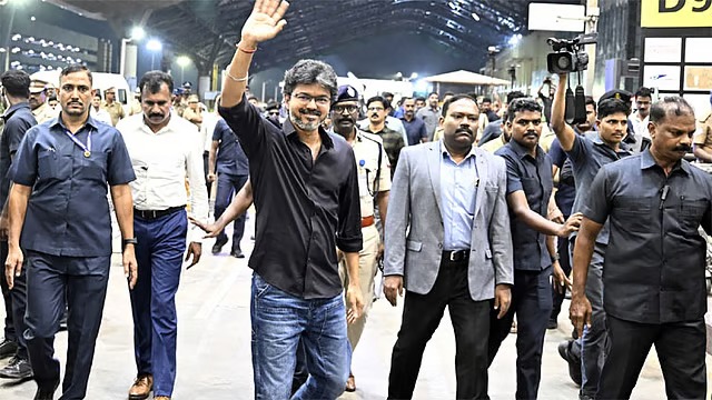 இங்கிலாந்து புறப்பட்டார் முதலமைச்சர் விஜய்!