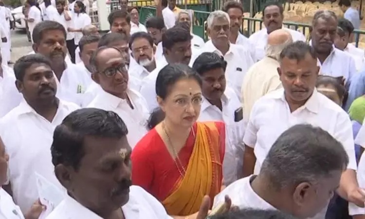 அதிமுக வேட்பாளர் நேர்காணல்: ராயப்பேட்டை அலுவலகத்தில் நடிகை கவுதமி நேரில் வருகை!!