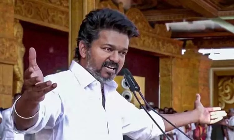 "பவளவிழா பாப்பா... நாடே சிரிக்கிறது": மேடையில் நடிகர் விஜய் கடும் தாக்கு!