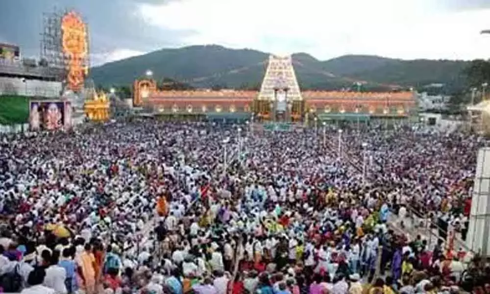 திருப்பதி கோவிலில் இலவச தரிசனத்துக்கு 20 மணி நேர காத்திருப்பு: பக்தர்கள் அவதி!