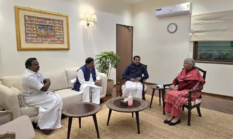 மத்திய நிதி அமைச்சர் நிர்மலா சீதாரமனைச் சந்தித்த நயினார் நாகேந்திரன்: என்ன பேசினார்?