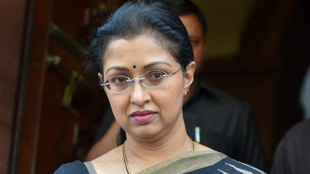 அதிமுகவில் இருந்து விலகுவதாக நடிகை கவுதமி அறிவிப்பு...