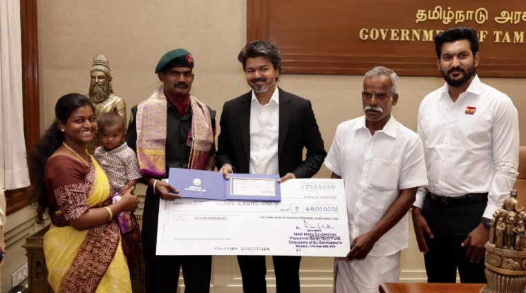'கீர்த்தி சக்ரா' வீரருக்கு முதலமைச்சர் விஜய் பாராட்டு... அரசு சார்பில் ரூ.48 லட்சம் நிதியுதவி வழங்கல்!