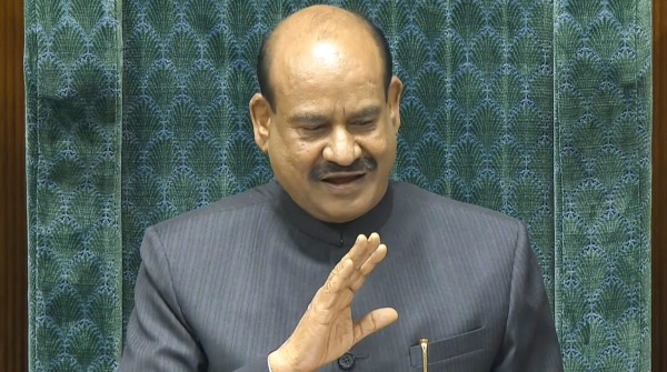 சபாநாயகர் ஓம் பிர்லாவுக்கு எதிராக தீர்மான நோட்டீஸ்: முடிவெடுக்கும் அதிகாரம் யாரிடம்?