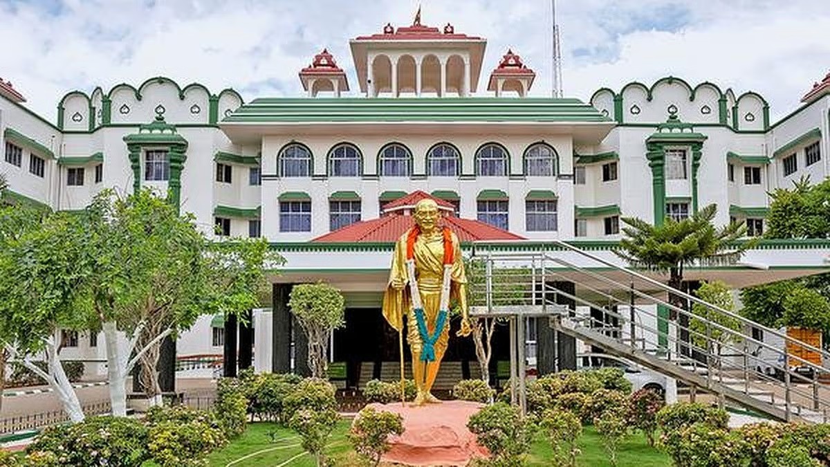 அரசாணையை மீறி அரசு உதவிபெறும் பள்ளிகளில் சிறப்பு கட்டணம் வசூலிப்பது ஏன்? - மதுரை ஐகோர்ட்டு அதிரடி கேள்வி