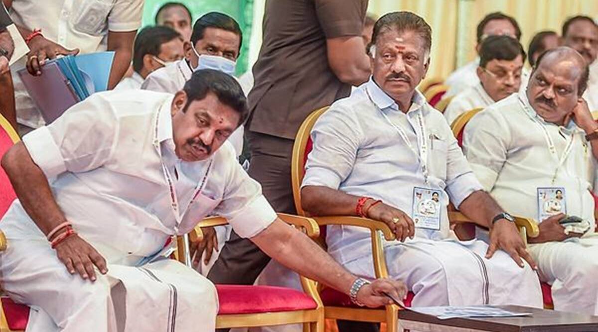 அதிமுக பொதுச் செயலாளர் தேர்வு வழக்கில் உயர் நீதிமன்றம் இடைக்கால தடை !