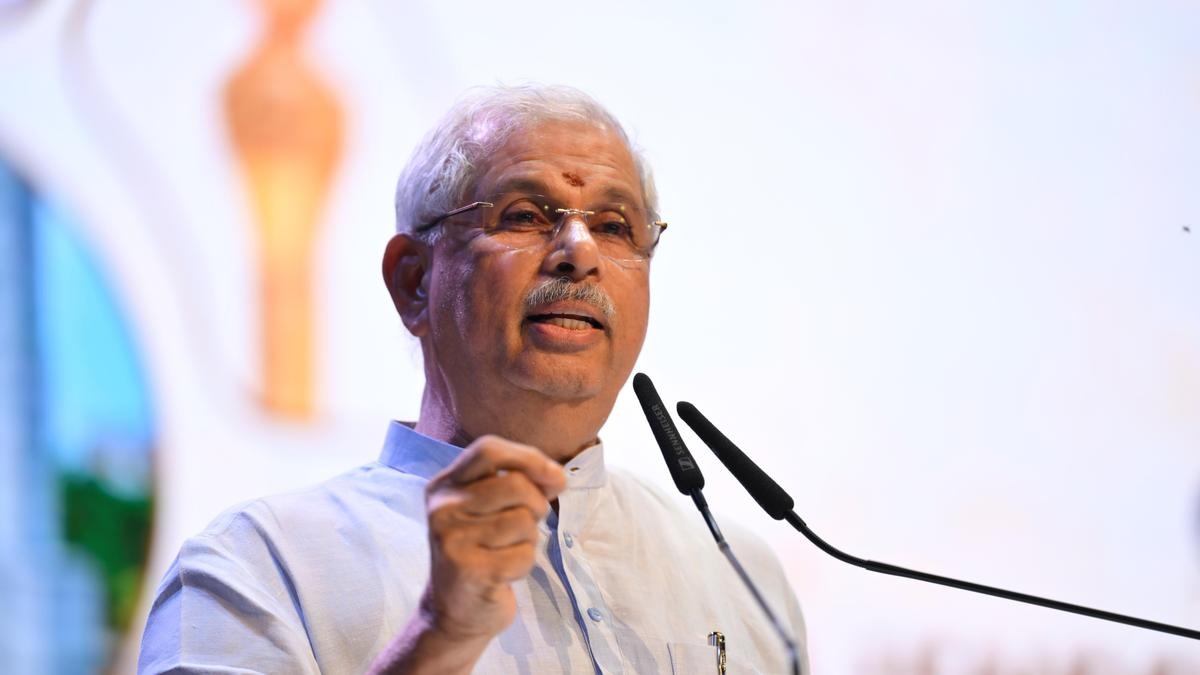 தமிழக சட்டப்பேரவையில் நிறைவேற்றப்பட்ட 12 மசோதாக்களுக்கு ஆளுநர் ஒப்புதல்: எம்.எல்.ஏ.க்கள் வாகன வசதியும் கவனம்