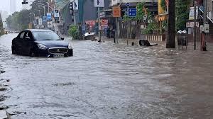 மும்பையை புரட்டிப்போடும் கனமழை.. இயல்பு வாழ்க்கை பாதிப்பு !