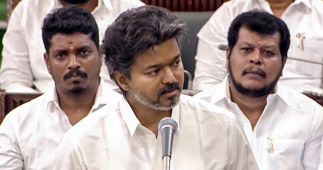 “புகழ்ந்து பேச வேண்டாம்!” தவெக உறுப்பினரை தடுத்து நிறுத்திய முதல்வர் விஜய்: பேரவையில் சுவாரஸ்ய சம்பவம்!