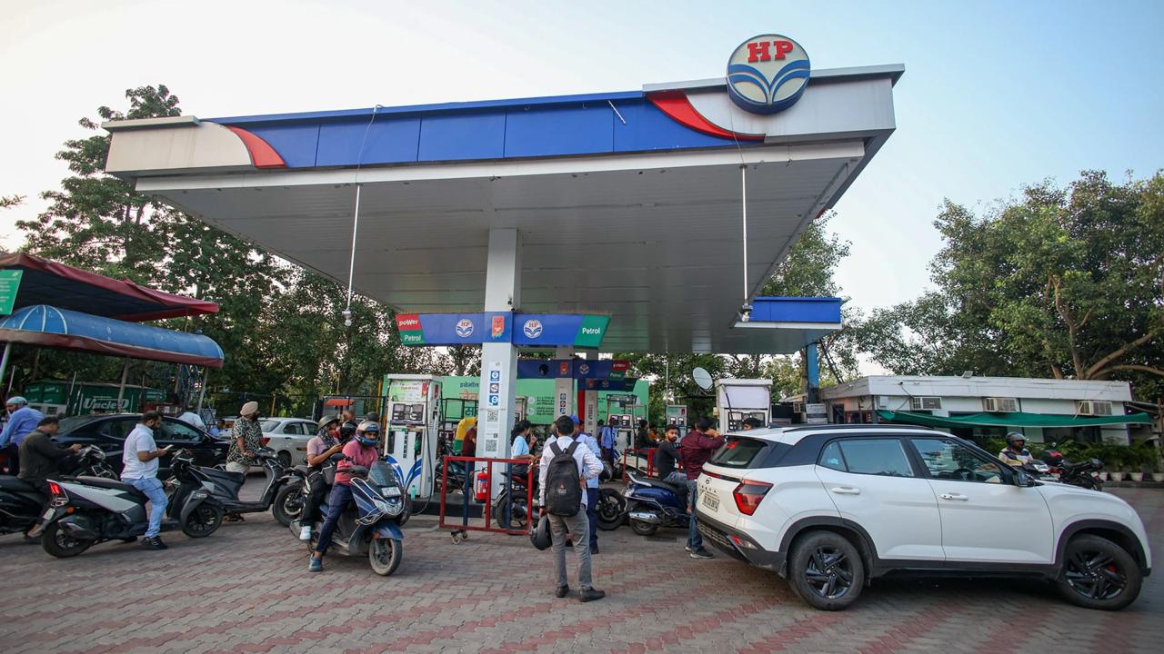 மீண்டும் உயர்ந்த பெட்ரோல், டீசல் விலை.. 4 நாட்களில் 2வது அதிர்ச்சி!
