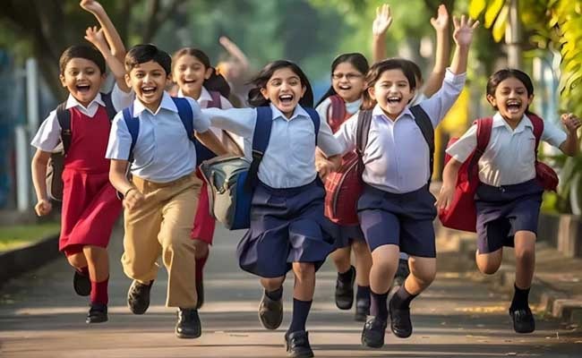 கனமழை எதிரொலி: இன்று எந்தெந்த மாவட்டங்களுக்குப் பள்ளி, கல்லூரிகளுக்கு விடுமுறை? முழு பட்டியல் வெளியீடு!