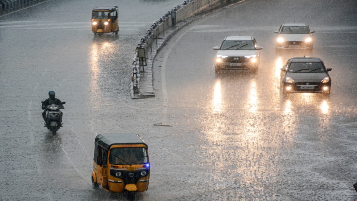 வங்கக் கடலில் காற்றழுத்தத் தாழ்வு மண்டலம்: தமிழகத்தில் புயல் உருவாகிறதா? 14 மாவட்டங்களுக்கு அதீத கனமழை எச்சரிக்கை!