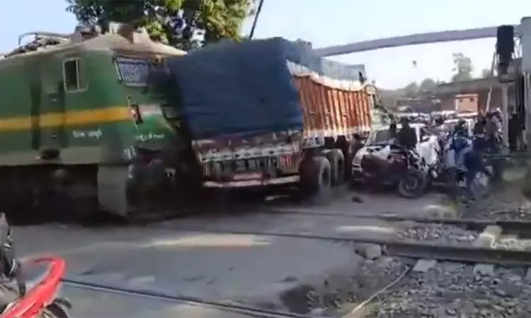 ஜம்மு காஷ்மீரில் ராணுவ வாகனம் பள்ளத்தாக்கில் கவிழ்ந்து விபத்து: 10 வீரர்கள் வீரமரணம் - ராஜ்நாத் சிங் இரங்கல்!