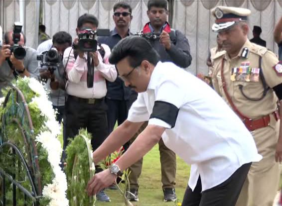 காவலர் வீரவணக்க நாள்: டிஜிபி அலுவலக வளாகத்தில் முதலமைச்சர் மு.க.ஸ்டாலின் மலர் வளையம் வைத்து மரியாதை!