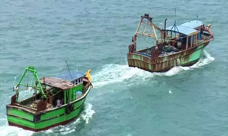 ராமேஸ்வரம் மீனவர்கள் 10 பேர் சிறைபிடிப்பு: விசைப்படகையும் பறிமுதல் செய்தது இலங்கை கடற்படை!
