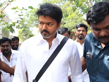கரூர் துயரம்: பாதிக்கப்பட்டவர்களைப் பனையூருக்கு அழைக்கும் தமிழக வெற்றி கழகத் தலைவர் விஜய்!