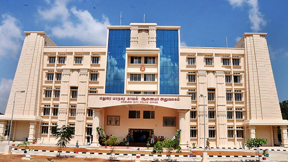 மீனாட்சி அம்மன் கோயில் அருகே 17 வயது சிறுவன் வெட்டிக் கொலை… போலீசார் தீவிர விசாரணை