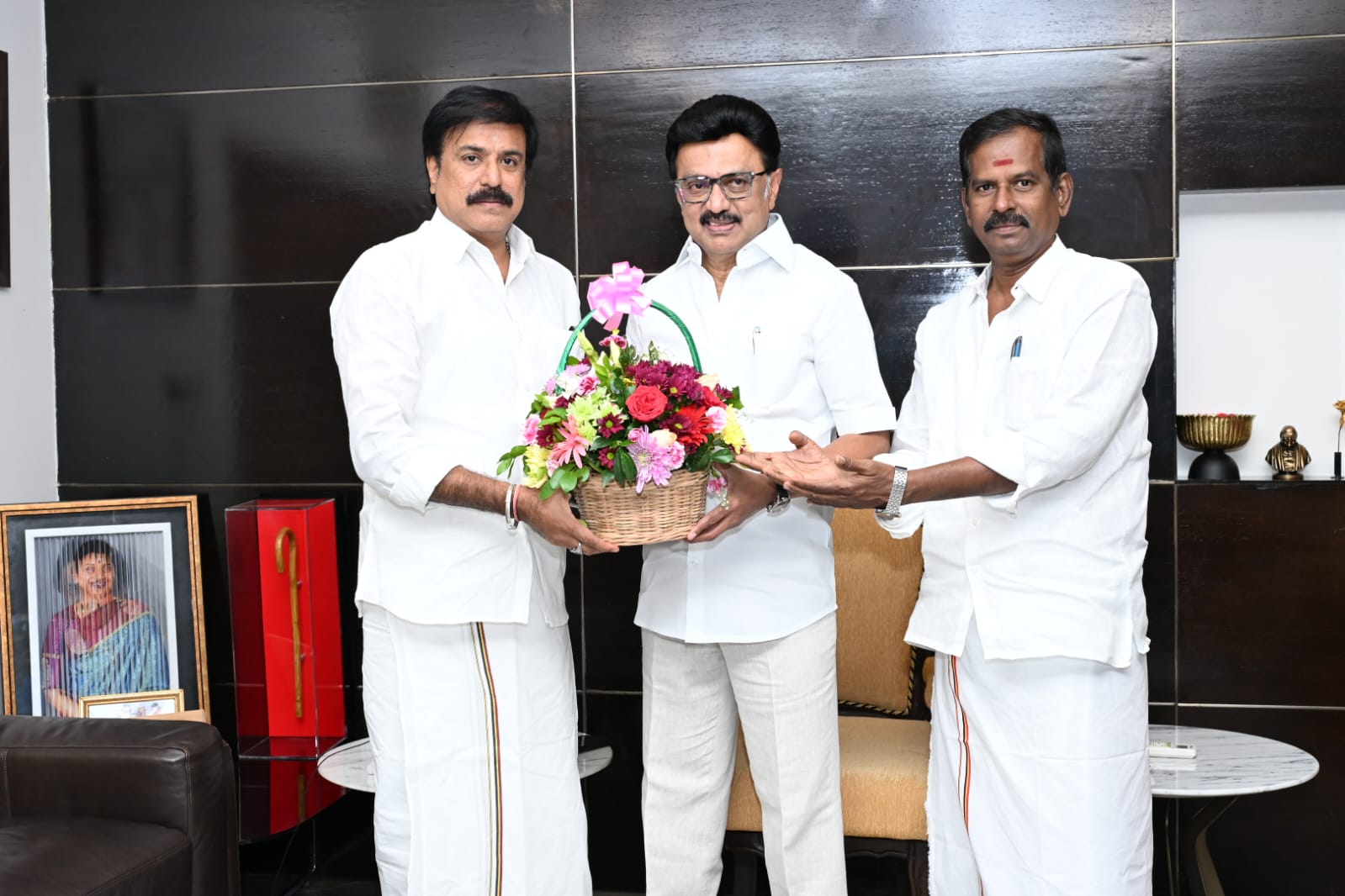 கேப்டன் விஜயகாந்தின் முதலாம் ஆண்டு குருபூஜை: முதல்வர் மற்றும் எதிர்க்கட்சித் தலைவருக்கு தேமுதிக அழைப்பு!